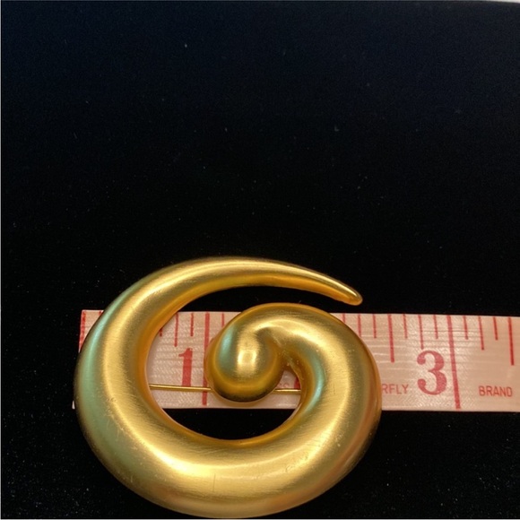 Vintage Signed Monet Gold Tone Swirl Brooch and clip on earring Set - Picture 5 of 6